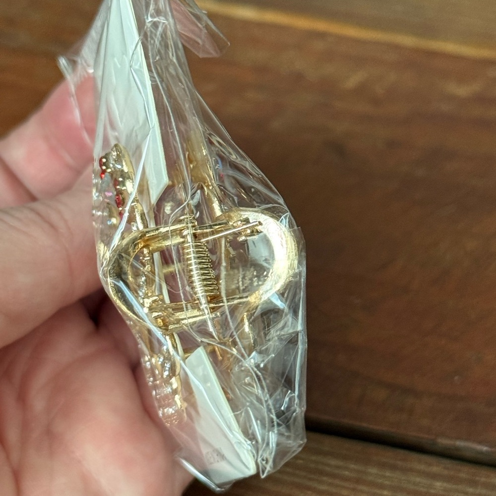 Gold Rhinestone HK Hair Clip - Picture 2 of 3